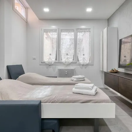 Ugo Lenzi Apartment *